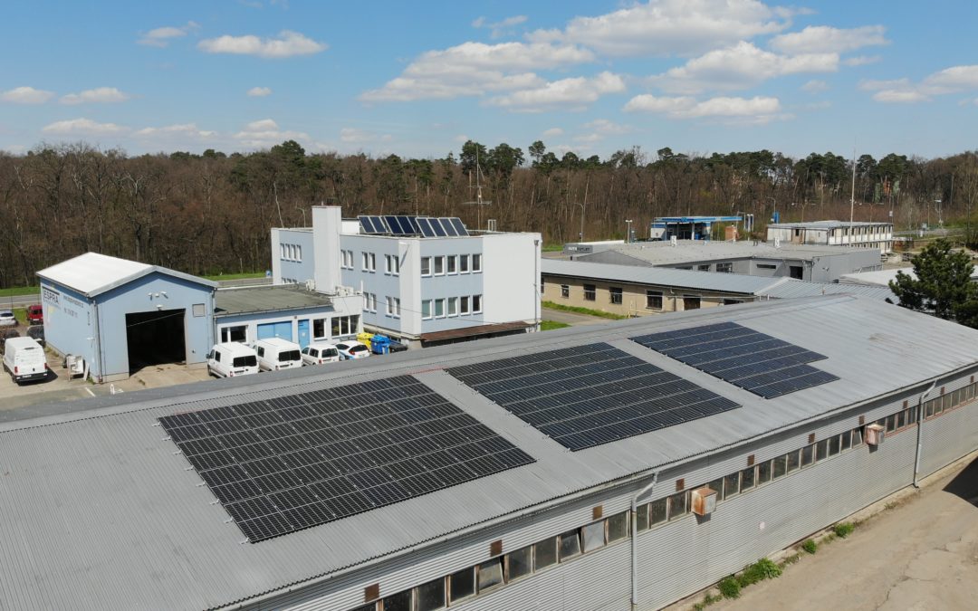 Firemní hybridní FVE 29,7 kWp 122,88 kWh