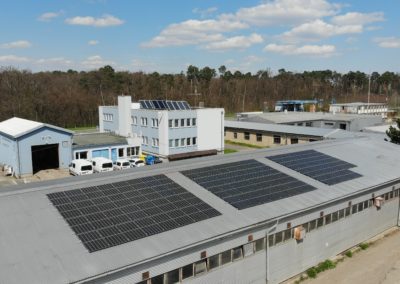 Firemní hybridní FVE 29,7 kWp 122,88 kWh