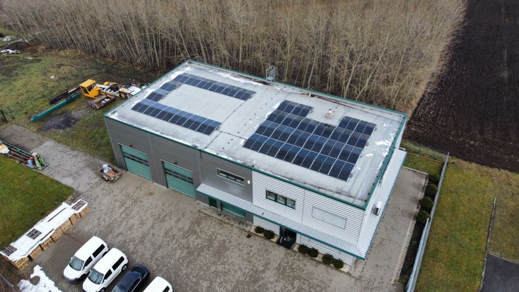 Firemní hybridní FVE 30,24 kWp 11,6 kWh